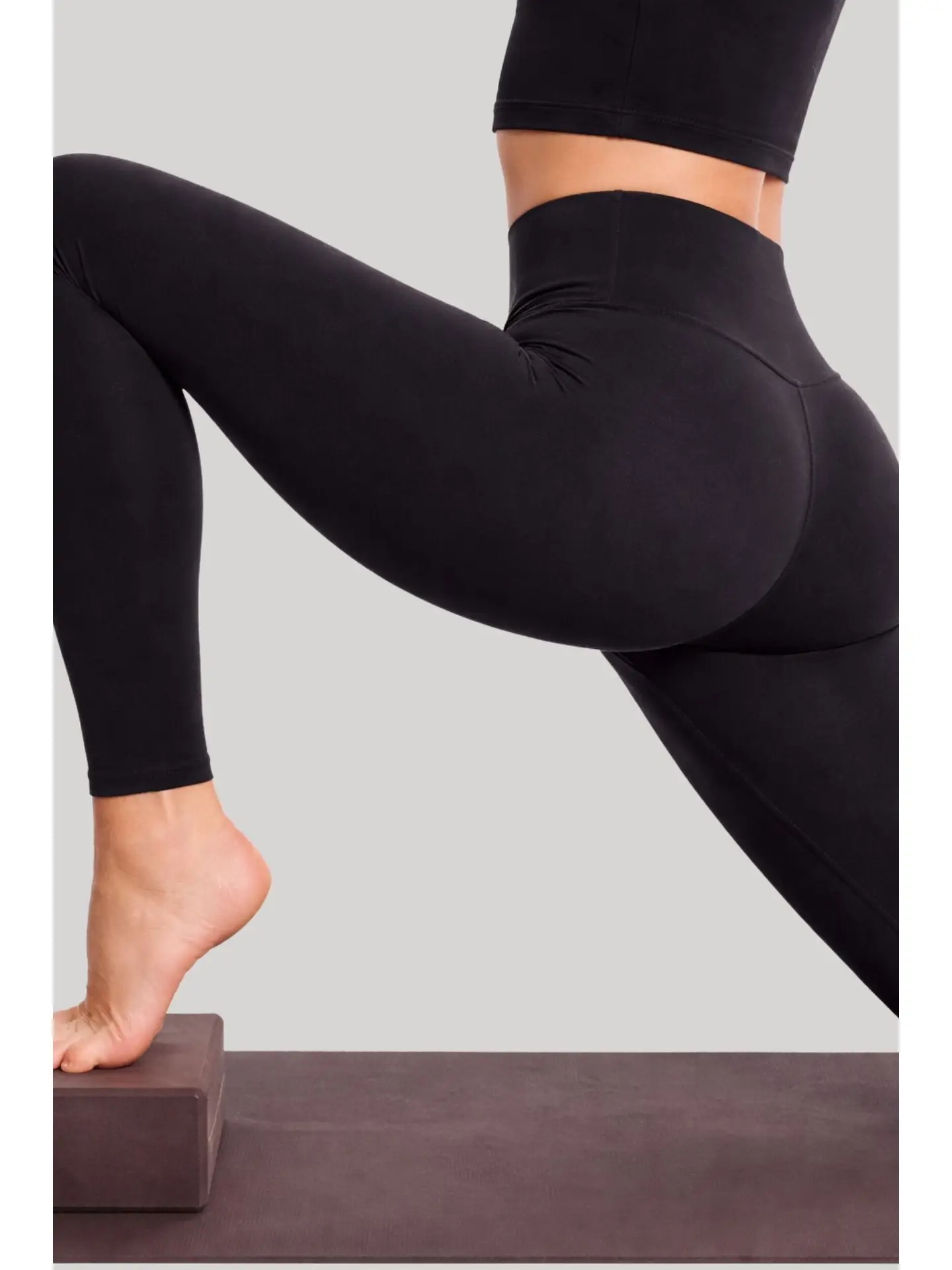 Born Nouli — Airsoft High Waisted Seamless 7/8 Legging Black — view 2